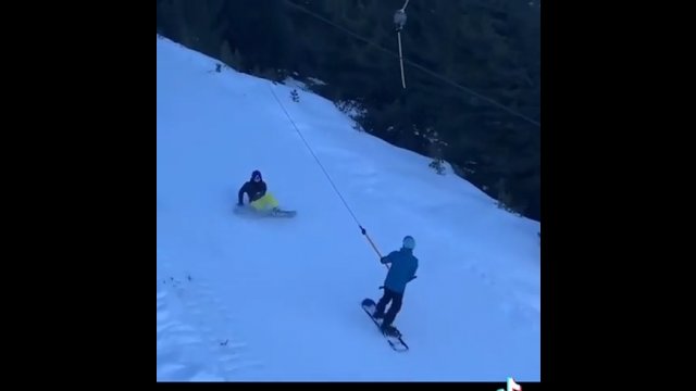 Niesforny snowboardzista "kosi" ludzi na wyciągu. Zobacz nagranie