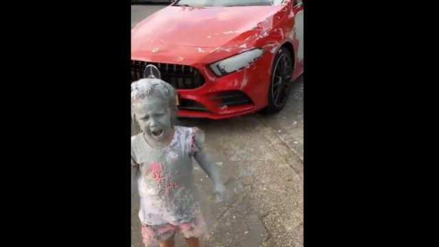 Dziewczynka z farbą kontra Mercedes. Rodzice nie mogli uwierzyć