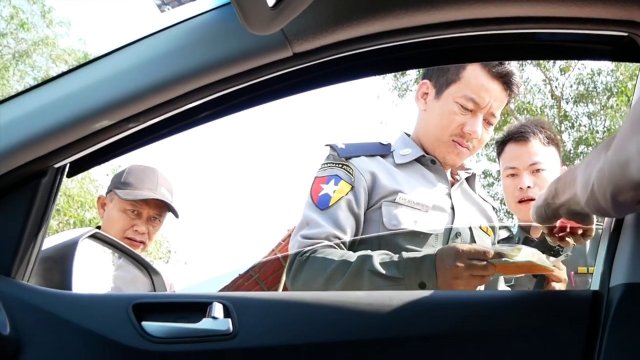 Tak wygląda kontrola policyjna i płatna droga krajowa w Birmie