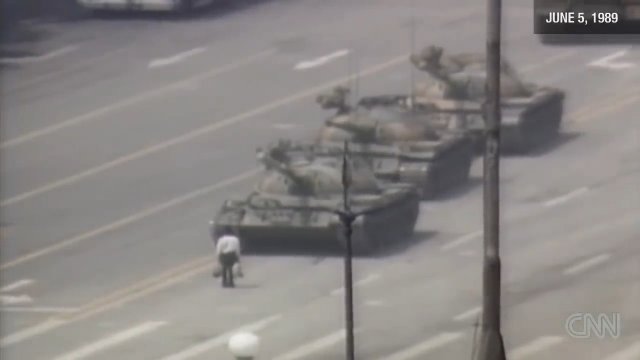 Mężczyzna zatrzymuje konwój czołgów w Chinach podczas demokratycznych protestów