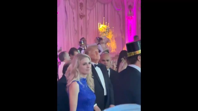 Impreza sylwestrowa Donalda Trumpa w stylu lat 90. Wystąpił tam Vanilla Ice