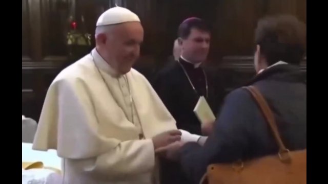Papież nie chciał, by wierni całowali jego pierścień. Szybko zabierał rękę [WIDEO]