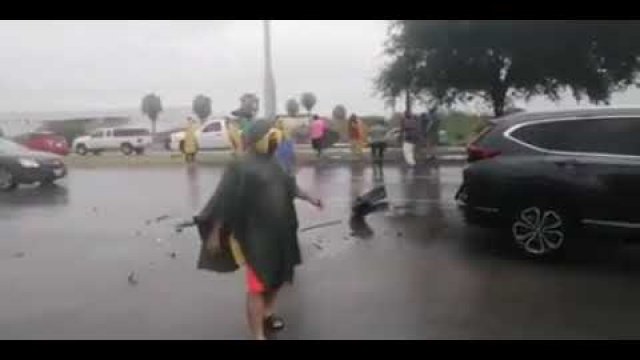 Protestujący blokują autostradę w deszczowy dzień powodują wypadek