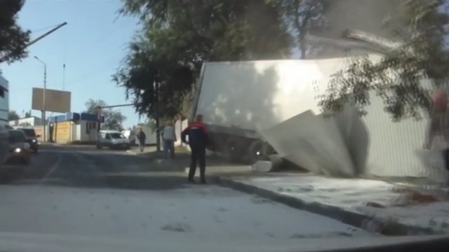 Ciężarówka przewożąca mąkę rozbija się na budynku mieszkalnym