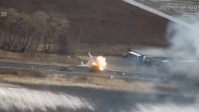 Ogień ukraińskiej artylerii vs rosyjskie czołgi