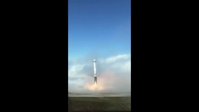Powrót rakiet nośnych Falcon Heavy firmy SpaceX kilka minut po starcie