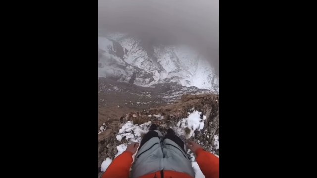 Turysta prawie zginął po nieudanym skoku spadochronowym