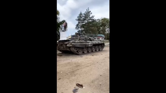 Ukraińscy żołnierze w patrolu znajdują opuszczone rosyjskie czołgi