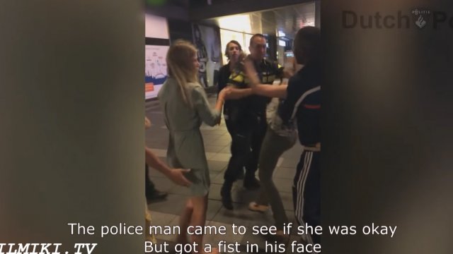 Holenderski policjant nokautuje blondynkę, która zaatakowała go podczas interwencji!