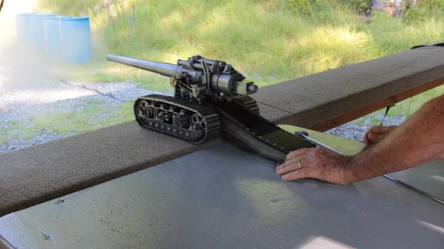 Mężczyzna zbudował działający model działka 44-kalibrowego [WIDEO]