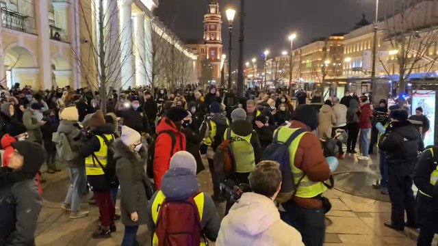 W Sankt Petersburgu znów rozbija się wiece antywojenne. Zatrzymują głównie kobiety.