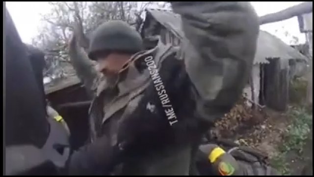 Rosyjscy żołnierze poddają się do niewoli, choć grozi im za to więzienie