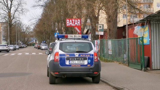 Straż miejska i Policja na ulicach Kołobrzegu apelują przez megafon  o pozostanie w domach.