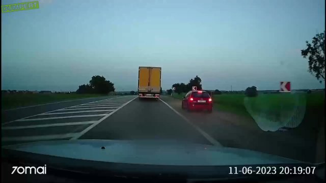 Bezmyślny kierowca próbował wyprzedzić poboczem jadącą przed nim ciężarówkę