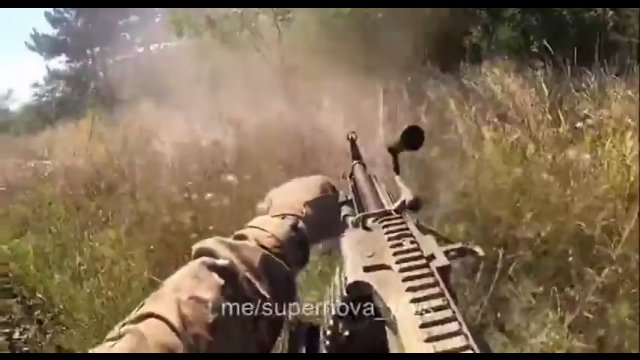 Niesamowite nagranie z pola walki. Ukrainiec używa M249 do osłaniania ewakuacji rannego personelu.