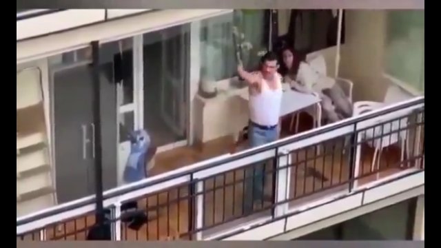 Freddie Mercury na balkonie! Fan zespołu Queen zatańczył dla swoich sąsiadów! [WIDEO]