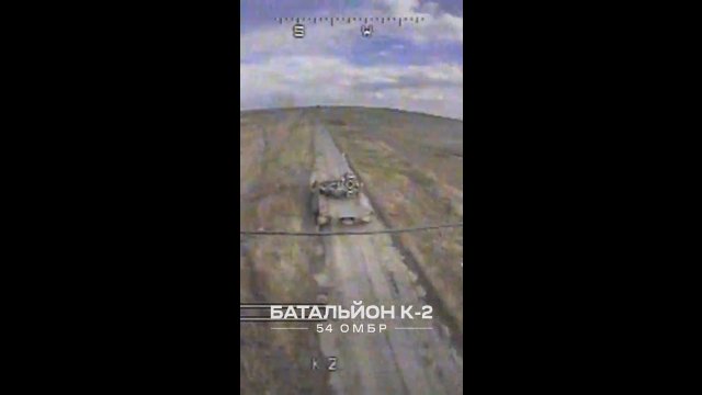 Ukraiński dron Kamikaze z batalionu K-2 trafia w głowę żołnierza jadącego czołgiem
