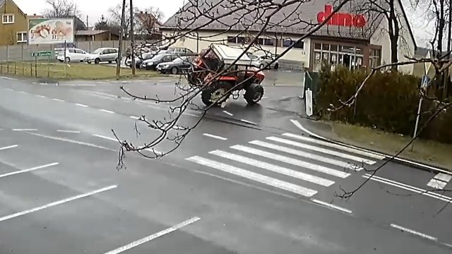 Szalony przejazd traktorem, wylądował prawie na dachu.