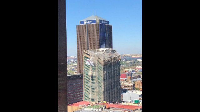 Wyburzanie 108 metrowego budynku w dystrykcie biznesowym w Johannesburgu