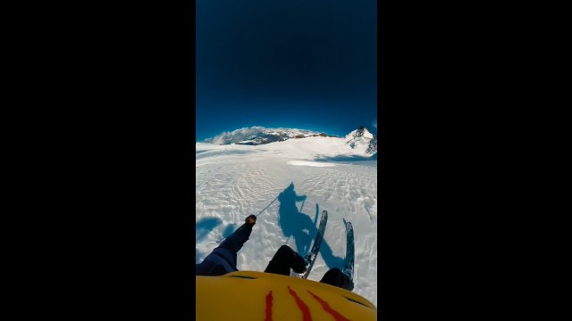 Francuski narciarz cudem przeżywa upadek w lodową szczeline