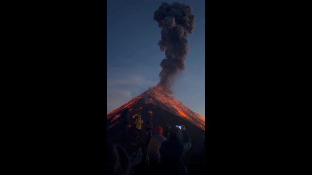 Ludzie stali zdecydowanie zbyt blisko wybuchającego wulkanu