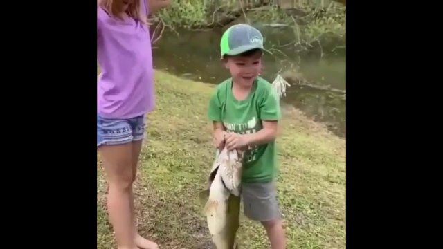 Dzieciak samodzielnie złowił ogromną rybę. Walczył dzielnie i dał radę!