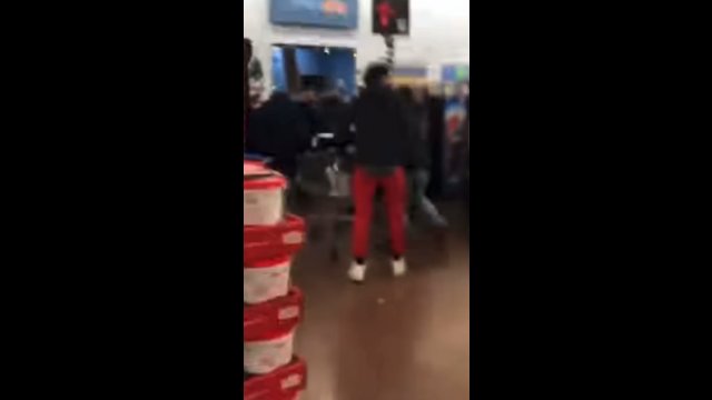 Mężczyzna robi żart z udawaną strzelaniną w markecie. Ludzie wpadli w panikę
