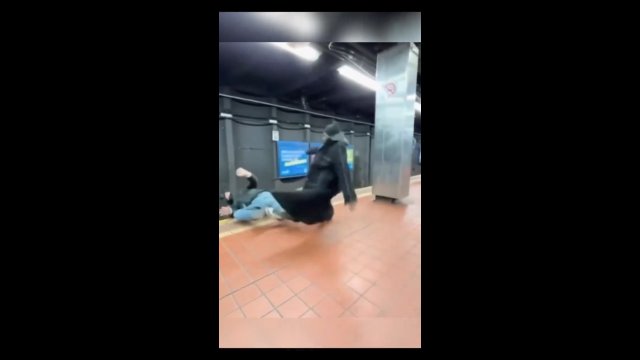 Pobili się w metrze, a kilka sekund później doszło do nieszczęścia. Wszystko zostało nagrane!