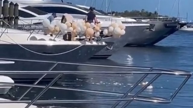 Pozbywanie się balonów z jachtu prosto do wody