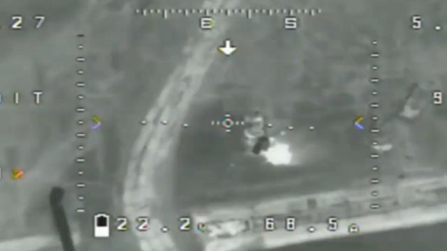 Ukraiński dron zrzucający pociski na rosyjski pojazd