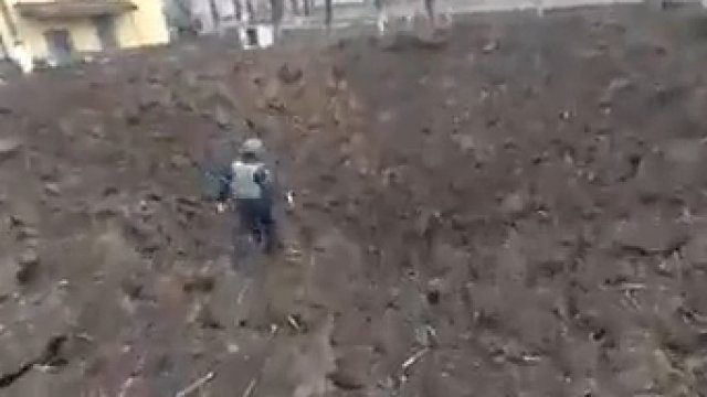 Krater po bombardowaniu w okolicy szpitala dziecięcego w Mariupolu
