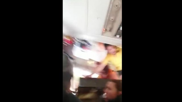 Gwałtowne turbulencje wyrzucają stewardesę w sufit
