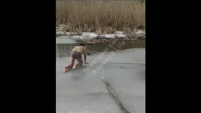 Pod psem załamał się lód! Szybka i odważna reakcja mężczyzny