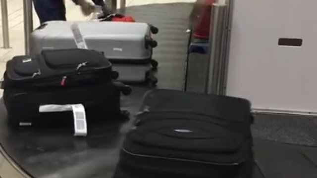Jak się traktuje bagaże na niektórych lotniskach?