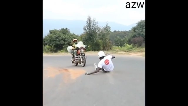Deskorolkarz upadł na jezdnię, aby uniknąć zderzenia z motocyklistą. Nie udało mu się...