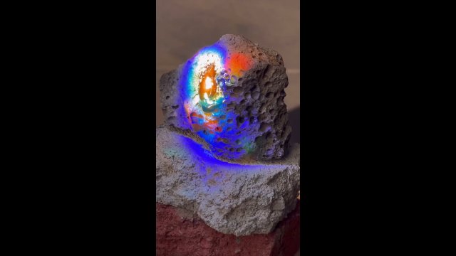Gigantyczna soczewka roztopiła skałę prosto z wulkanu [WIDEO]