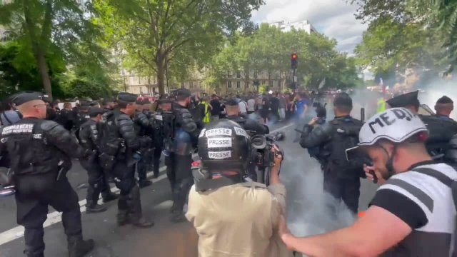 Tymczasem w Paryżu - Protesty przeciwko obostrzeniom covidowym