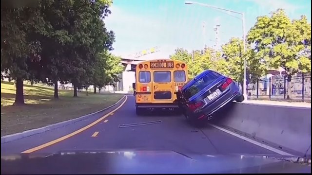 Szybka karma dla kierowcy BMW, który próbował wyprzedzić autobus szkolny