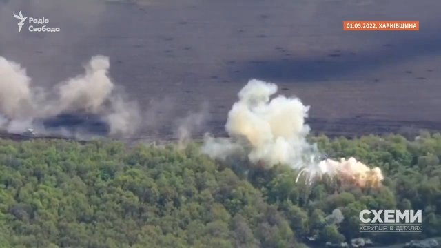 Rosyjski TOS-1 wystrzeliwuje dwa pociski w pobliską linię drzew