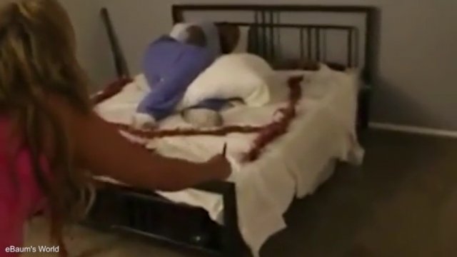 Dziewczyna robi „dowcip”, aby obudzić swojego chłopaka