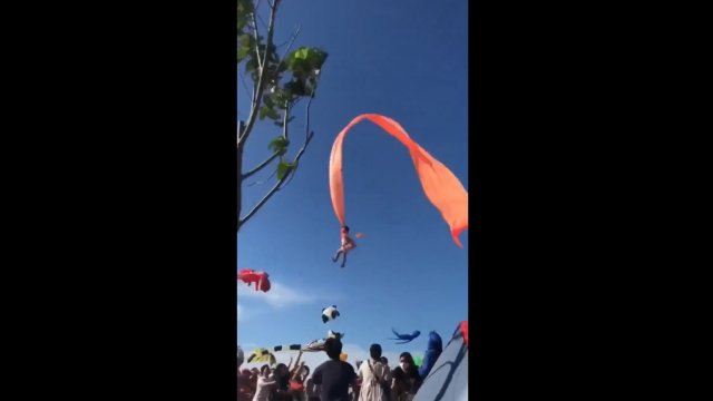 3-latek został porwany przez latawiec podczas festiwalu latawców w Tajwanie