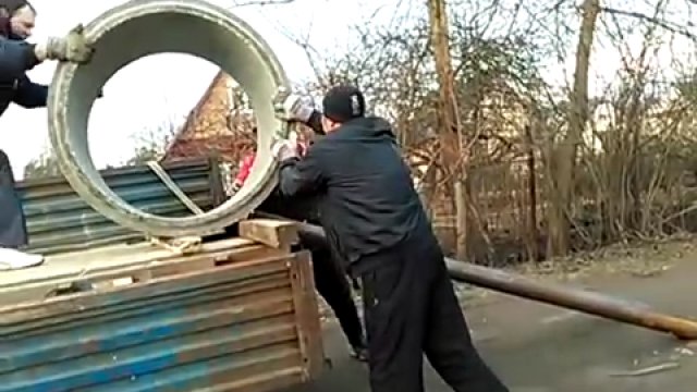 Rozładunek betonowego kręgu po rosyjsku