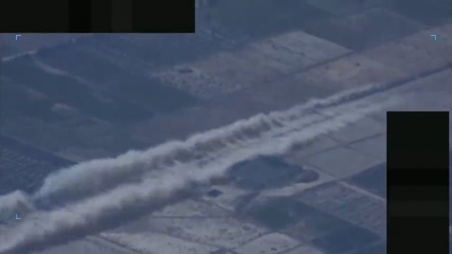 Myśliwiec F-16 przelatujący z dużą prędkością nad samochodem w ramach „pokazu siły”.