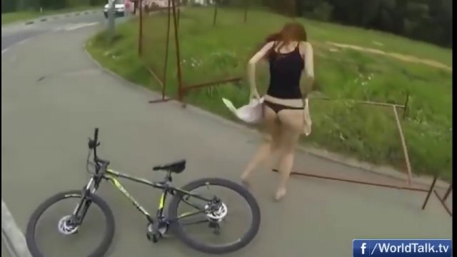Zawstydzona rowerzystka. Podmuch wiatru zerwał jej spódniczkę