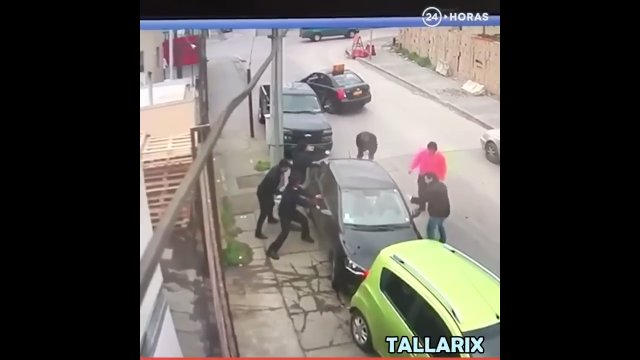 Bandyci ukradli robotnikowi samochód, nagle z odsieczą przybywają koledzy z pracy [WIDEO]