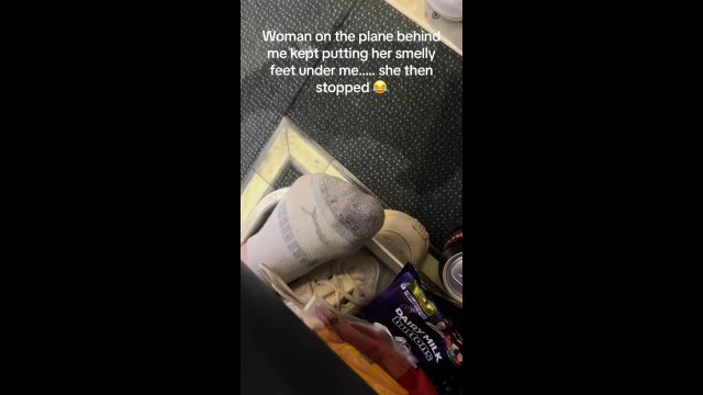 Pasażer samolotu mści się na kobiecie, która włożyła swoje śmierdzące stopy pod jego siedzenie