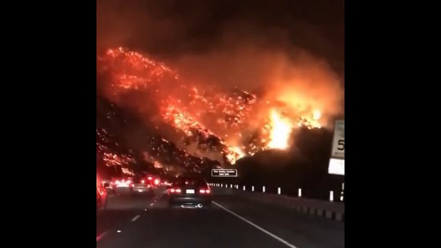 Kierowca nagrał swoją drogę do pracy w trakcie trwających pożarów