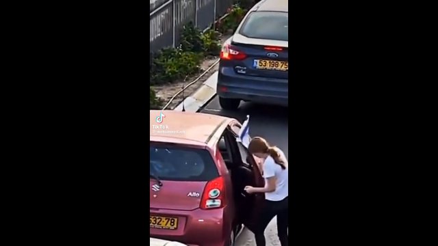 Kobieta ze strachu przed protestującymi wyskoczyła z auta, aby schować flagę Izraela [WIDEO]