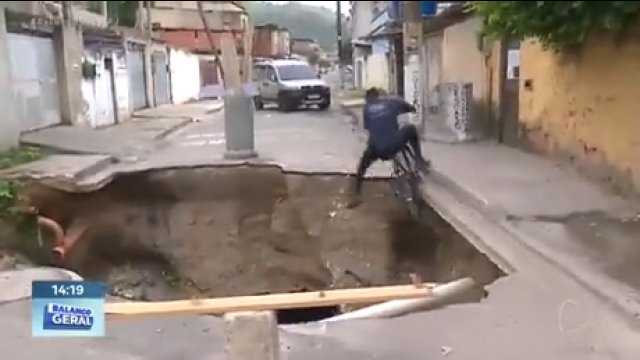 Pechowy rowerzysta udowodnił, że drogi w Brazylii nie należą do najbezpieczniejszych [WIDEO]