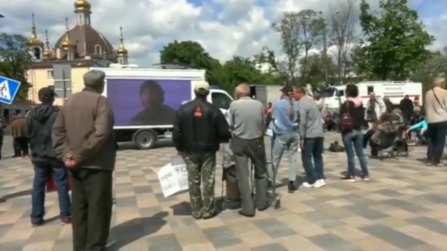 Rosjanie wysyłają pojazdy wyświetlające propagandowe filmiki w Mariupolu